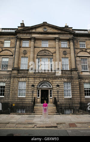 Nicola Sturgeon, Premier ministre écossais et chef du SNP, s'exprime devant Bute House à Édimbourg après que le SNP ait remporté une troisième victoire aux élections parlementaires écossaises et que les Conservateurs écossais aient été le deuxième parti en importance à Holyrood. Banque D'Images