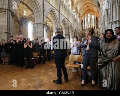 Sadiq Khan reçoit une ovation debout lors de la cérémonie de signature du maire de Londres nouvellement élu, à la cathédrale de Southwark, Londres. Banque D'Images