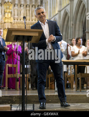 Sadiq Khan reçoit des applaudissements au cours de la cérémonie de signature du maire nouvellement élu de Londres, à la cathédrale de Southwark, à Londres. Banque D'Images