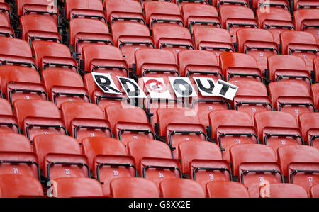 Les fans de Charlton Athletic laissent derrière eux un panneau de protestation à temps plein lors du match du championnat Sky Bet à la Valley, Londres. Banque D'Images