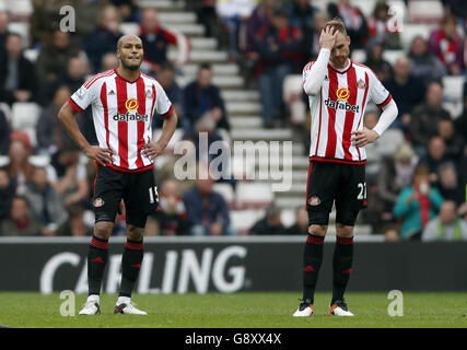 Les Younès Kaboul de Sunderland et Yann m'Vila de Sunderland semblent être découragés après le deuxième but de Chelsea lors du match de la Barclays Premier League au stade de Light, Sunderland. APPUYEZ SUR ASSOCIATION photo. Date de la photo: Samedi 7 mai 2016. Voir PA Story FOOTBALL Sunderland. Le crédit photo devrait se lire: Owen Humphreys/PA Wire. Banque D'Images