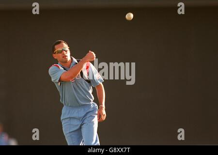 Cricket - Sharjah Champions Trophée - Angleterre / Antilles.Le capitaine d'Angleterre Adam Hollioake retourne le ballon au lanceur Banque D'Images