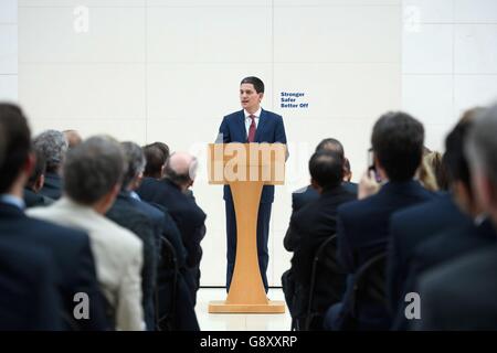 L’ancien ministre des Affaires étrangères David Miliband s’adresse aux médias et aux invités alors que le Premier ministre David Cameron a prononcé un discours sur l’Union européenne (UE) au British Museum de Londres. Banque D'Images