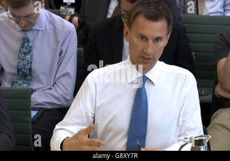 Le secrétaire à la Santé, Jeremy Hunt, donne des preuves de l'examen complet des dépenses de santé et de soins sociaux au Comité spécial de la santé de Portcullis House, Westminster, Londres. Banque D'Images