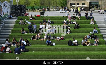 Les visiteurs de Granary Square se reposent sur des marches à côté du chemin de halage du canal Regents à Kings Cross, Londres, comme après un week-end de détente au cours duquel les Britanniques se sont prélais dans les jours les plus chauds de l'année, l'Écosse et l'Irlande du Nord ont l'air de profiter de nouveaux sommets alors que les températures montent de nouveau lundi. Banque D'Images