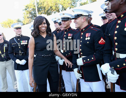 La première dame Michelle Obama rencontre le peloton d'exercices silencieux du corps des Marines américain avant la cérémonie d'ouverture des Invictus Games Orlando 2016 à ESPN Wide World of Sports à Orlando, en Floride. Banque D'Images
