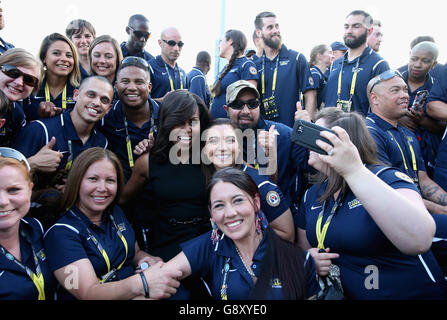 La première dame Michelle Obama rencontre l'équipe USA Invictus avant la cérémonie d'ouverture des Invictus Games Orlando 2016 à ESPN Wide World of Sports à Orlando, en Floride. Banque D'Images