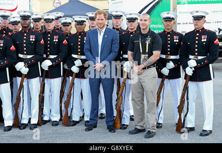 Le Prince Harry pose avec le peloton de l'US Marine corps Silent Drill avant la cérémonie d'ouverture des Invictus Games Orlando 2016 à ESPN Wide World of Sports à Orlando, en Floride. Banque D'Images