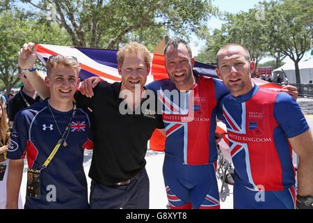 Le Prince Harry pose avec des membres de l'équipe des forces armées britanniques à l'événement de cyclisme sur route pendant les Invictus Games Orlando 2016 à ESPN Wide World of Sports à Orlando, en Floride. Banque D'Images