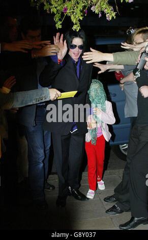 Le chanteur Michael Jackson avec l'un de ses enfants qui arrive pour une visite privée à Madame Tussauds, dans le centre de Londres, le dimanche 9 2005 octobre. Voir l'histoire de PA SHOWBIZ Jackson. APPUYEZ SUR ASSOCIATION photo. Le crédit photo devrait se lire comme suit : Gareth Fuller/PA Banque D'Images