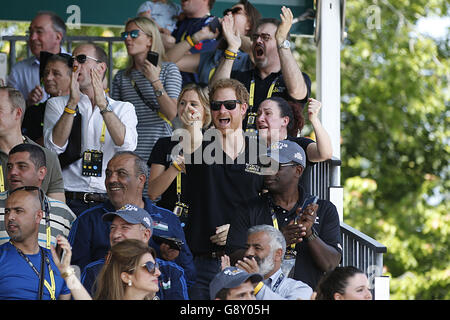 Le Prince Harry applaudit à l'ancien capitaine de l'Armée David Henson alors qu'il remporte la médaille d'or de l'équipe UK lors de l'épreuve d'athlétisme aux Invictus Games 2016 à ESPN Wide World of Sports à Orlando, en Floride. Banque D'Images