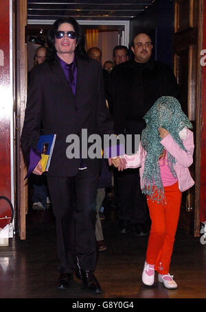 Le chanteur Michael Jackson avec l'un de ses enfants qui arrive pour une visite privée à Madame Tussauds, dans le centre de Londres, le dimanche 9 2005 octobre. Voir l'histoire de PA SHOWBIZ Jackson. APPUYEZ SUR ASSOCIATION photo. Le crédit photo devrait se lire : Michael Stephens/PA Banque D'Images