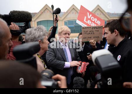 L’ancien maire de Londres Boris Johnson s’exprime devant les militants du Brexit lorsqu’il se présente dans l’autobus de campagne du Brexit à Truro, en Cornouailles, En prévision de son voyage inaugural, qui traversera le pays au cours des semaines à venir, afin de faire passer le message du Brexit dans tous les coins du Royaume-Uni avant le référendum du 23 juin. Banque D'Images