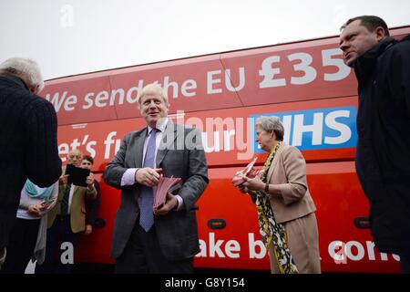 L’ancien maire de Londres Boris Johnson s’exprime devant les militants du Brexit lorsqu’il se présente dans l’autobus de campagne du Brexit à Truro, en Cornouailles, En prévision de son voyage inaugural, qui traversera le pays au cours des semaines à venir, afin de faire passer le message du Brexit dans tous les coins du Royaume-Uni avant le référendum du 23 juin. Banque D'Images