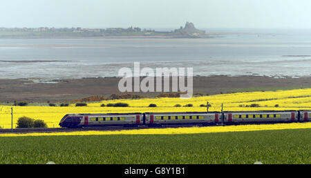 Un train CrossCountry passe par l'île Holy sur la ligne principale de la côte est. Banque D'Images