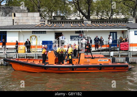 Le duc de Cambridge (deuxième à gauche) s'adresse à l'équipage du RNLI à bord d'UNE CÔTE à la station de sauvetage de la tour RNLI lors du lancement d'une coalition des services d'urgence et de l'industrie des transports sur la prévention du suicide chez les hommes, comme il l'a dit, il veut que les hommes cessent de se sentir si forts et parlent de leurs problèmes, dans le but de s'attaquer aux taux de suicide masculins « poignardés ». Banque D'Images