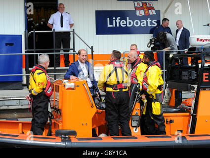 Le duc de Cambridge (deuxième à gauche) s'adresse à l'équipage du RNLI à bord d'UNE CÔTE à la station de sauvetage de la tour RNLI lors du lancement d'une coalition des services d'urgence et de l'industrie des transports sur la prévention du suicide chez les hommes, comme il l'a dit, il veut que les hommes cessent de se sentir si forts et parlent de leurs problèmes, dans le but de s'attaquer aux taux de suicide masculins « poignardés ». Banque D'Images