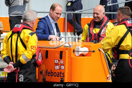 Le duc de Cambridge (deuxième à gauche) s'adresse à l'équipage du RNLI à bord d'UNE CÔTE à la station de sauvetage de la tour RNLI lors du lancement d'une coalition des services d'urgence et de l'industrie des transports sur la prévention du suicide chez les hommes, comme il l'a dit, il veut que les hommes cessent de se sentir si forts et parlent de leurs problèmes, dans le but de s'attaquer aux taux de suicide masculins « poignardés ». Banque D'Images