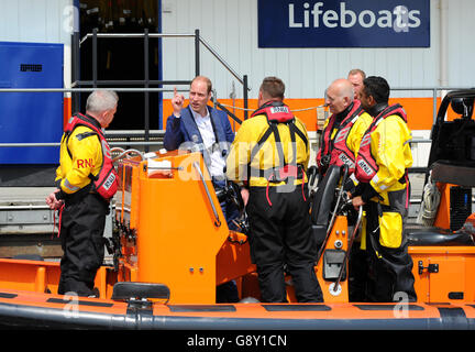 Le duc de Cambridge (deuxième à gauche) s'adresse à l'équipage du RNLI à bord d'UNE CÔTE à la station de sauvetage de la tour RNLI lors du lancement d'une coalition des services d'urgence et de l'industrie des transports sur la prévention du suicide chez les hommes, comme il l'a dit, il veut que les hommes cessent de se sentir si forts et parlent de leurs problèmes, dans le but de s'attaquer aux taux de suicide masculins « poignardés ». Banque D'Images