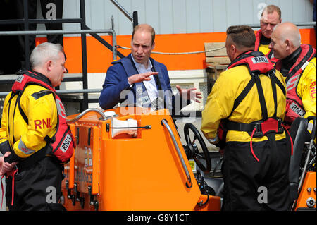 Le duc de Cambridge (deuxième à gauche) s'adresse à l'équipage du RNLI à bord d'UNE CÔTE à la station de sauvetage de la tour RNLI lors du lancement d'une coalition des services d'urgence et de l'industrie des transports sur la prévention du suicide chez les hommes, comme il l'a dit, il veut que les hommes cessent de se sentir si forts et parlent de leurs problèmes, dans le but de s'attaquer aux taux de suicide masculins « poignardés ». Banque D'Images