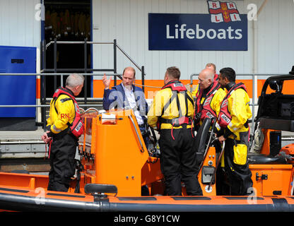 Le duc de Cambridge (deuxième à gauche) s'adresse à l'équipage du RNLI à bord d'UNE CÔTE à la station de sauvetage de la tour RNLI lors du lancement d'une coalition des services d'urgence et de l'industrie des transports sur la prévention du suicide chez les hommes, comme il l'a dit, il veut que les hommes cessent de se sentir si forts et parlent de leurs problèmes, dans le but de s'attaquer aux taux de suicide masculins « poignardés ». Banque D'Images