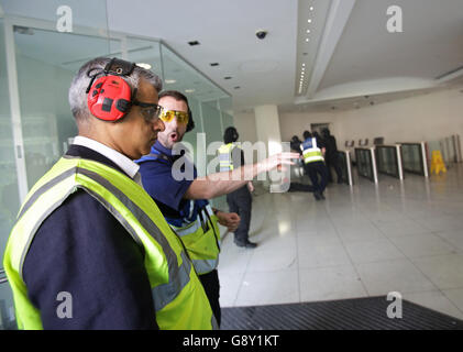 Le directeur de la formation aux armes à feu, l'inspecteur Nathan Read (à droite), avec le maire de Londres Sadiq Khan, lors d'un exercice de formation sur les attaques terroristes à armes à feu, au centre de formation de la police métropolitaine dans le centre de Londres. Banque D'Images