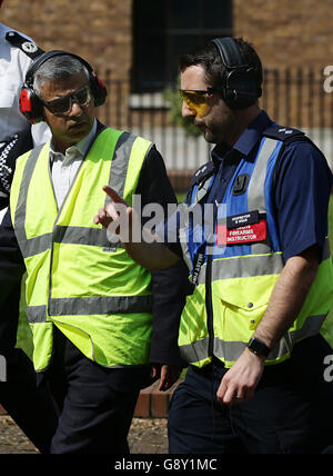 L'inspecteur Nathan Read (à droite), directeur de la formation aux armes à feu, informe le maire de Londres Sadiq Khan à son arrivée pour un exercice de formation terroriste maraudant sur les armes à feu, au centre de formation de la police métropolitaine dans le centre de Londres. Banque D'Images