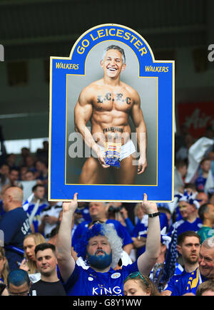 Les fans de Leicester City dans les stands tiennent une bannière rappelant Gary Lineker de sa promesse de présenter match of the Day dans son pantalon. Banque D'Images