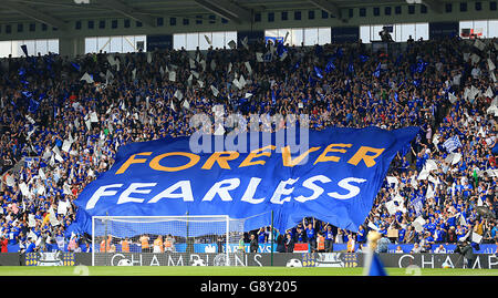 Leicester City v Everton - Barclays Premier League - King Power Stadium.Les fans tiennent une bannière Forever Fearless dans les supports. Banque D'Images