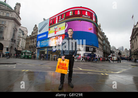 Colin Hanks tenant un sac Tower Records à Piccadilly Circus à Londres, la star des Good Guys et Fargo, fait ses débuts dans le cinéma avec All Things must Pass, un film qui raconte l'histoire de Tower Records et présente Sir Elton, Dave Grohl, le leader des Foo Fighters, et Bruce Springsteen, le chanteur. Banque D'Images