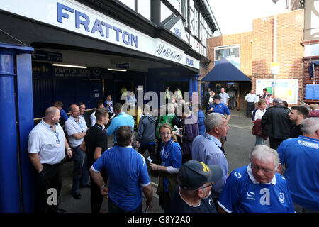 Portsmouth / Plymouth Argyle - Sky Bet League League One - jouer - First Leg - Fratton Park.Portsmouth fans que devant le parc de Fratton, Portsmouth. Banque D'Images