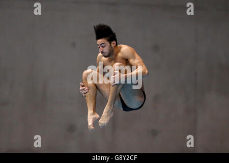 Giovanni Tocci, de l'Italie, participe à la finale du Springboard de 3m de Men's Diving au cours du quatrième jour des championnats d'athlétisme européens au centre aquatique de Londres à Stratford. Banque D'Images