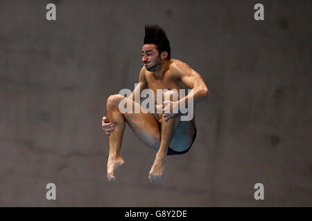 Giovanni Tocci, de l'Italie, participe à la finale du Springboard de 3m de Men's Diving au cours du quatrième jour des championnats d'athlétisme européens au centre aquatique de Londres à Stratford. Banque D'Images