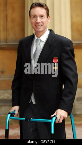 Frank Gardner, correspondant à la BBC Security, après avoir recueilli un OBE pour des services de journalisme de la reine Elizabeth II de Grande-Bretagne à Buckingham Palace, Londres, le jeudi 13 octobre 2005. Gardner a été grièvement blessé après avoir été abattu l'année dernière par des terroristes en Arabie Saoudite. Voir PA Story ROYAL investiture. APPUYEZ SUR ASSOCIATION photo. Le crédit photo devrait se lire comme suit : Fiona Hanson/PA/WPA Rota Banque D'Images