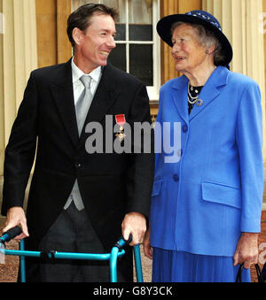 Frank Gardner, correspondant à la sécurité de la BBC, avec sa mère Grace, après avoir recueilli un OBE pour des services de journalisme de la reine Elizabeth II de Grande-Bretagne à Buckingham Palace, Londres, le jeudi 13 octobre 2005.Gardner a été grièvement blessé après avoir été abattu l'année dernière par des terroristes en Arabie Saoudite.Voir PA Story ROYAL investiture.APPUYEZ SUR ASSOCIATION photo.Le crédit photo devrait se lire comme suit : Fiona Hanson/PA/WPA Rota Banque D'Images