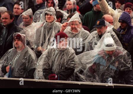 Football - Littlewoods FA Cup troisième tour - Portsmouth / Aston Villa. Aston Villa fans debout sous la pluie Banque D'Images