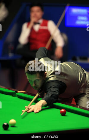 Mark Selby à la table lors de la finale contre Ding Junhui le 16 e jour des Championnats du monde de Betfred Snooker au Crucible Theatre, Sheffield. Banque D'Images