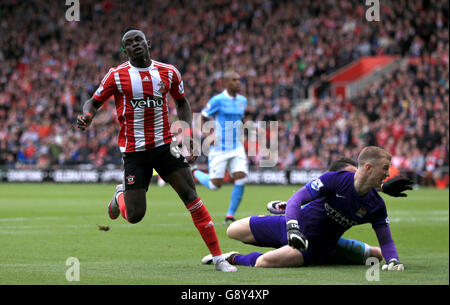 Le Sadio Mane de Southampton célèbre le deuxième but de son équipe lors du match de la Barclays Premier League à St Marys, Southampton. Banque D'Images