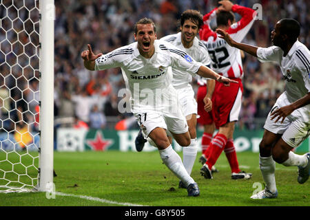 Football - Ligue des champions de l'UEFA - Groupe F - Real Madrid v Olympiakos - Santiago Bernabeu.Roberto Soldado du Real Madrid célèbre le but gagnant avec ses coéquipiers Robinho et Raul Banque D'Images