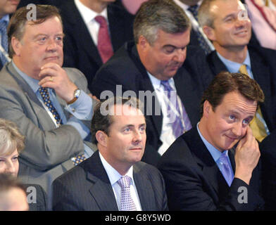 Les principaux candidats à la direction du Parti conservateur,David Cameron(à droite) Ken Clarke(à gauche) et Liam Fox(à gauche) Écoutez le discours d'adieu de Michael Howards à la Conférence du Parti conservateur à Blackpool le jeudi 6 octobre 2005 . VOIR PA STORY TORY LEAD.PRESS ASSOCIATION PHOTO.PHOTO CRÉDIT DEVRAIT LIRE JOHNGILES/PA Banque D'Images