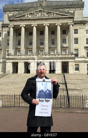 John Teggart, dont le père Danny compte parmi les 10 personnes tuées par des parachutistes britanniques dans l'ouest de Belfast en août 1971, proteste lors d'une prise de position dans la mise en œuvre d'un plan judiciaire visant à accélérer le processus d'audience des enquêtes héritées à l'extérieur des bâtiments du Parlement à Stormont, Belfast. Banque D'Images