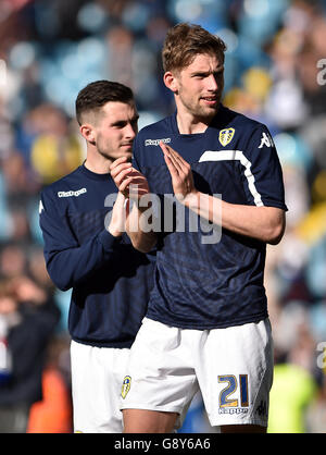 Leeds United / Charlton Athletic - Sky Bet Championship - Elland Road.Charlie Taylor, de Leeds United, applaudit les fans après le coup de sifflet final. Banque D'Images