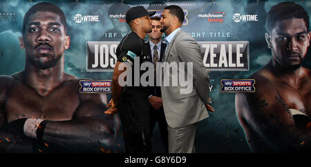 Anthony Joshua et Dominic Breazeale posent pour un tête à tête avec le promoteur de boxe Eddie Hearn après la conférence de presse à Hilton Syon Park, Londres. Banque D'Images