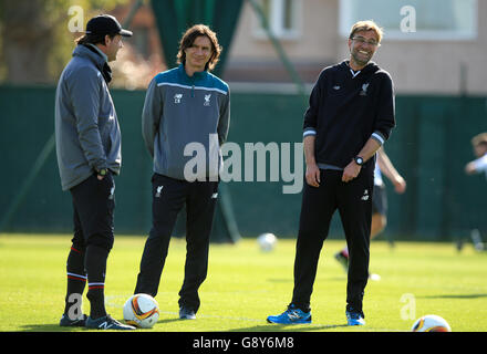 Manager de Liverpool Jurgen Klopp (à droite) lors d'une session de formation à Melwood Terrain d'entraînement, Liverpool. Banque D'Images