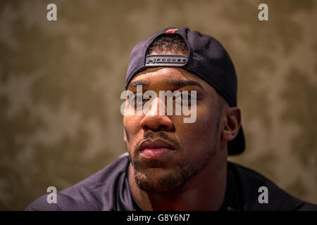 Anthony Joshua pose après la conférence de presse à Hilton Syon Park, Londres. Banque D'Images