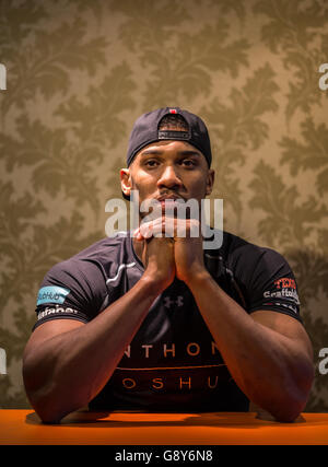 Anthony Joshua v Dominic Breazeale Conférence de presse - Hilton Syon Park.Anthony Joshua pose après la conférence de presse à Hilton Syon Park, Londres. Banque D'Images