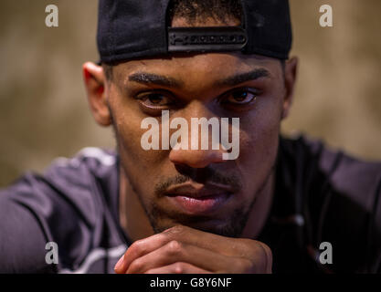 Anthony Joshua pose après la conférence de presse à Hilton Syon Park, Londres. Banque D'Images