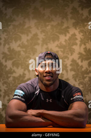 Anthony Joshua pose après la conférence de presse à Hilton Syon Park, Londres. Banque D'Images