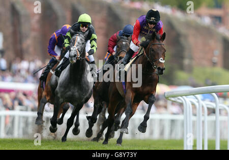 Dartmouth est criée par Ryan Moore sur le chemin de la victoire dans les piquets de l'Ormonde de diamants Boothes lors du festival Boothes City Day of the Boothes May au champ de courses de Chester. Banque D'Images