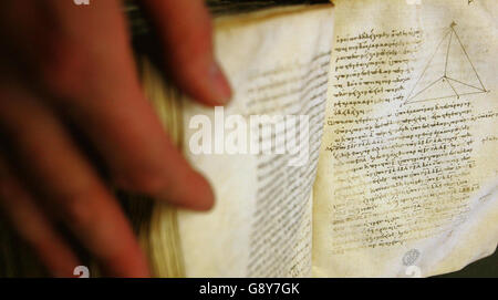 Richard Overden, gardien de collections spéciales à la bibliothèque Bodleian, détient le plus ancien manuscrit encore en vie des éléments d'Euclid, à Oxford, le vendredi 7 octobre 2005. L'ancien texte grec salué comme le document fondateur des mathématiques, manuscrit en 888AD sur parchemin, doit être publié pour la première fois sous forme numérique. Voir PA Story TECHNOLOGY Euclid. APPUYEZ SUR ASSOCIATION photo. Le crédit photo devrait se lire: Tim Ockenden/PA. Banque D'Images